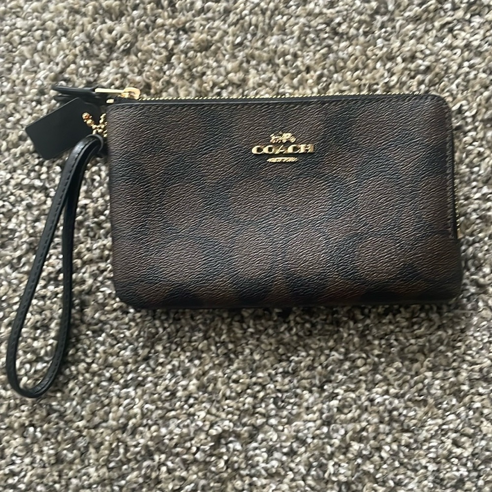 *** NWT Double Corner Zip Wristlet In Signature Canvas